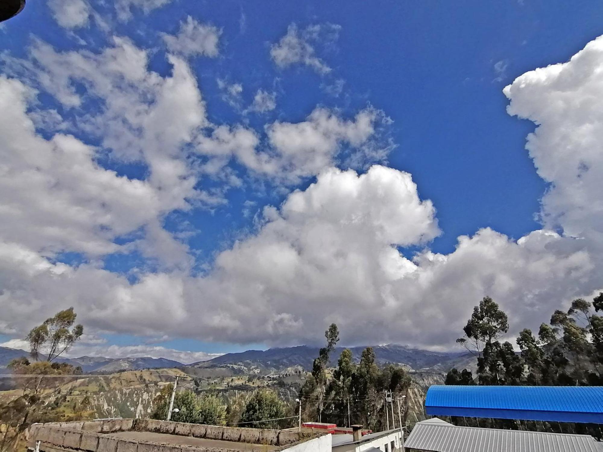 Lagoon Hotel Chugchilan Bagian luar foto